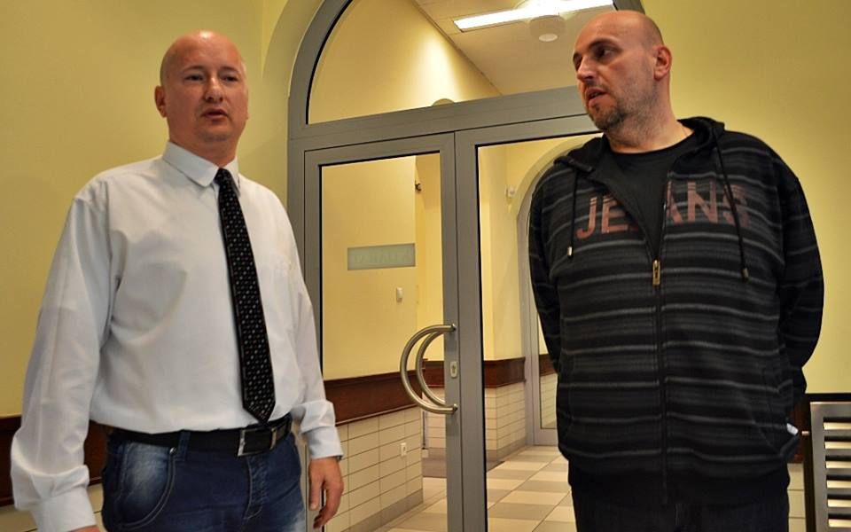 (►)„Elővette a géppisztolyt és csőre töltötte”