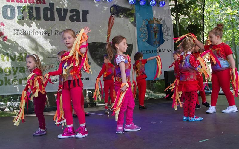 Kicsik vették birtokba a színpadot