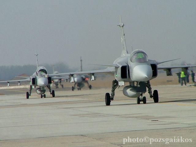 Gripenek gyakorlatoznak Halas felett