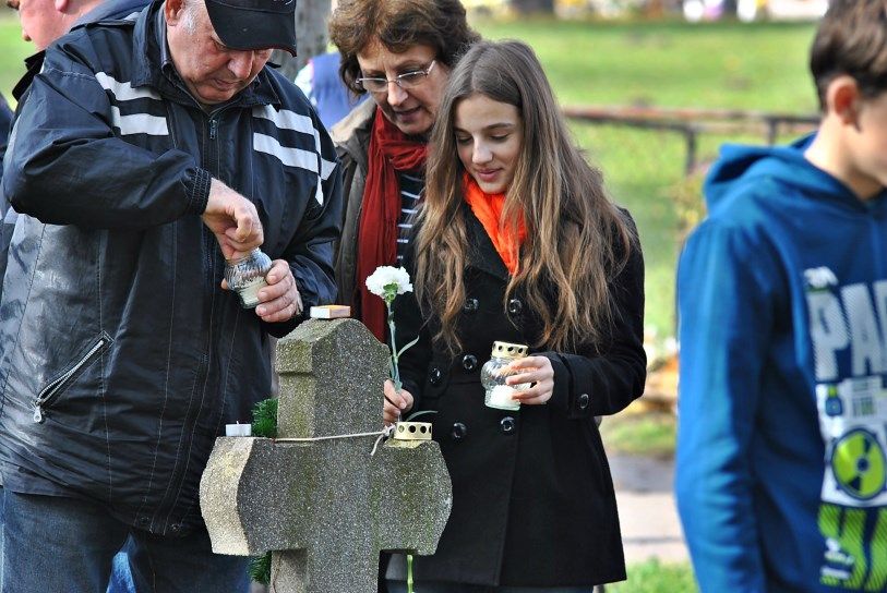 Halason is gyertyát gyújtottak