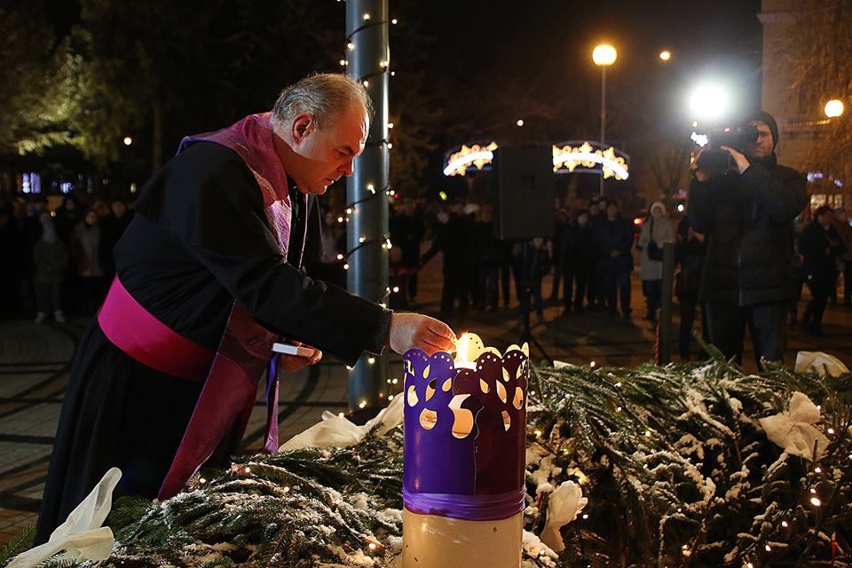 Kigyúltak az adventi fények Halas központjában (galéria)