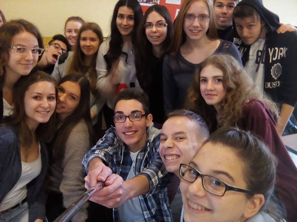 (►) Éjszaka a gimnáziumban