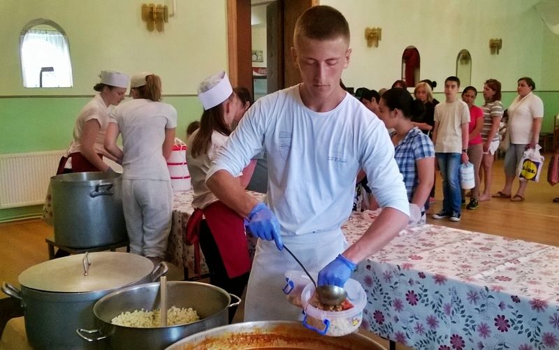 (►) Vakáció, ingyen ebéddel