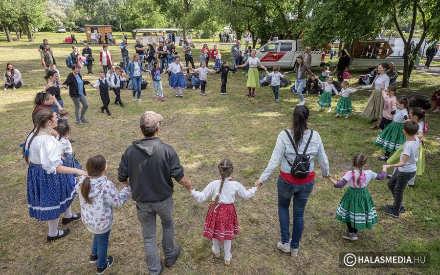 (►) Öröm, vidámság a csetényis gyereknapon (galéria)