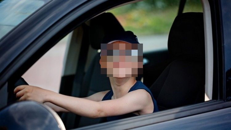 (►) Kétszer is engedte vezetni hatéves kisfiát