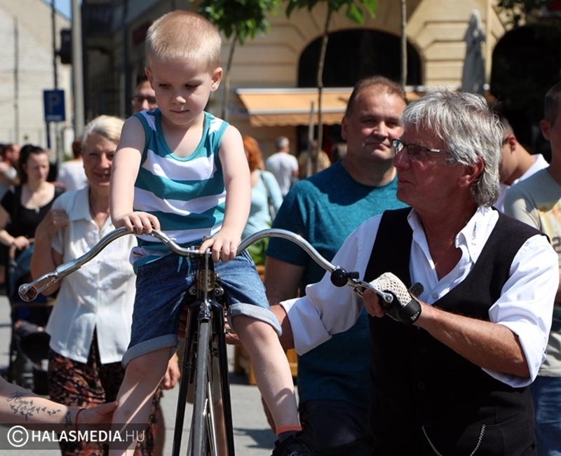 54 év a kerékpár nyergében