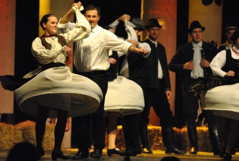 Ünnepeltek a táncosok