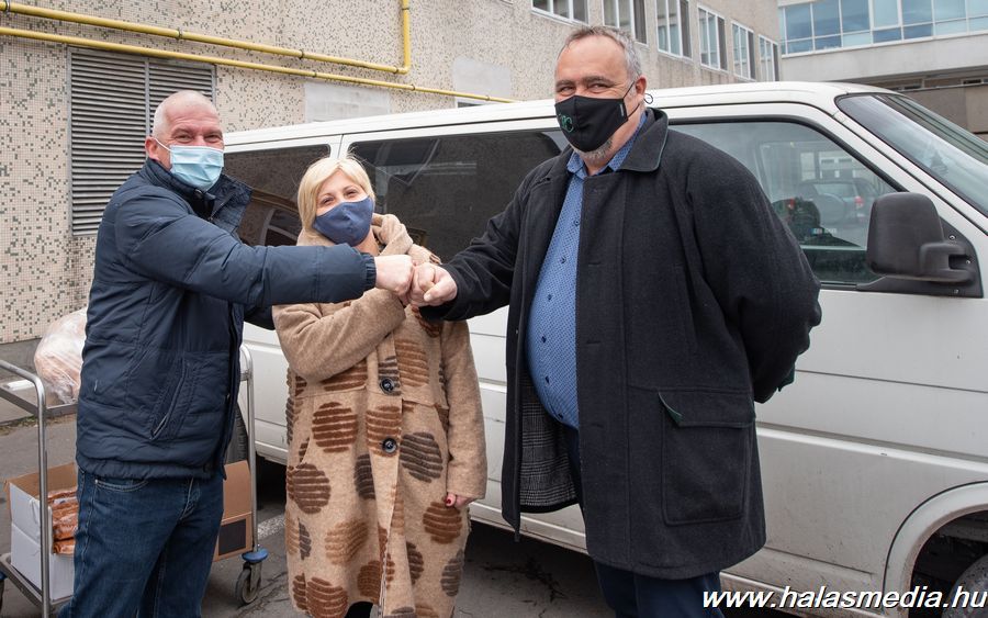 Halászlé adomány az ügyeletben dolgozóknak (galéria)