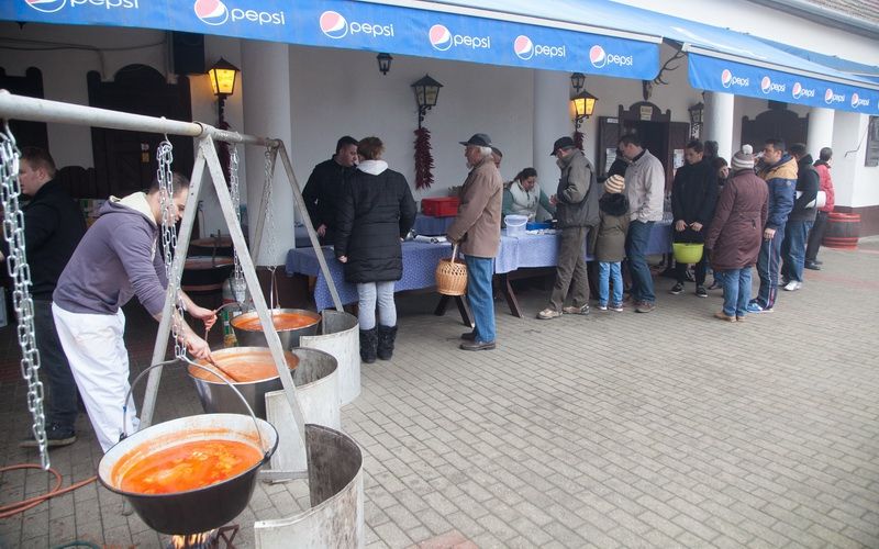 Jótékony halászléfőzés a csárdában