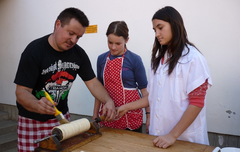 Kalács sült az iskolaudvaron