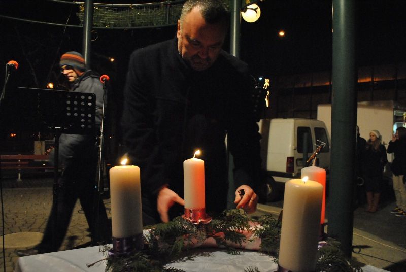 Fellobbant a harmadik gyertya is