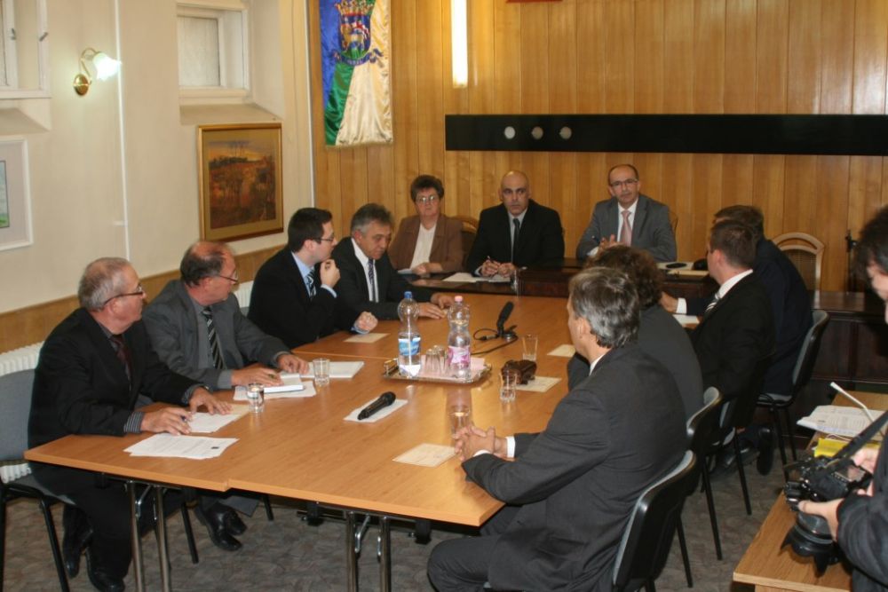 Mégsem mond le Kecel polgármestere