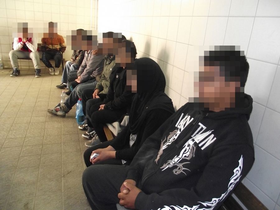 Gyerekekkel, csoportosan szöktek át