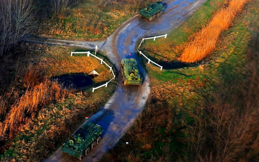 Katonai páncélozott járművekkel is védik az államhatárt