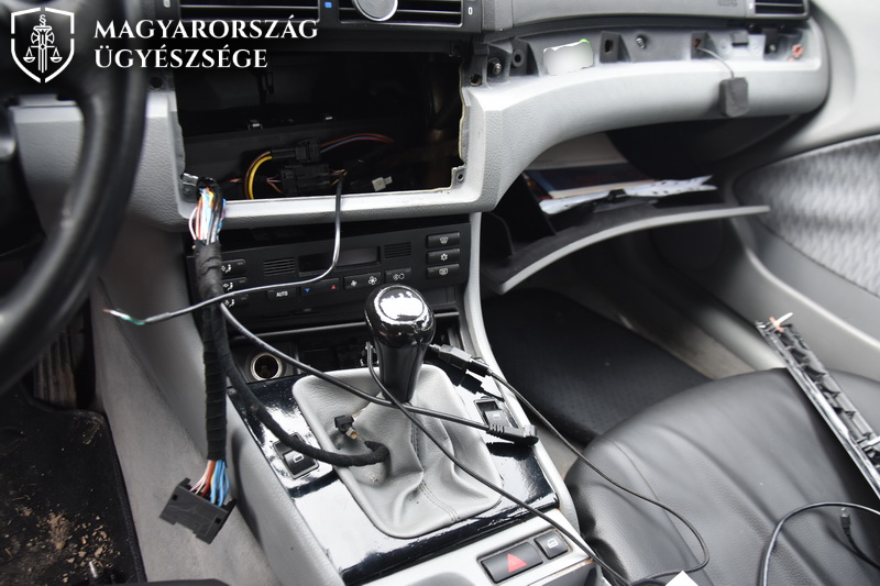 A rendőrség telephelyén lévő autókból is lopott a halasi tolvajduó