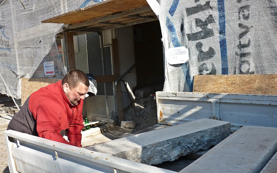 Megújul a kopott lépcső