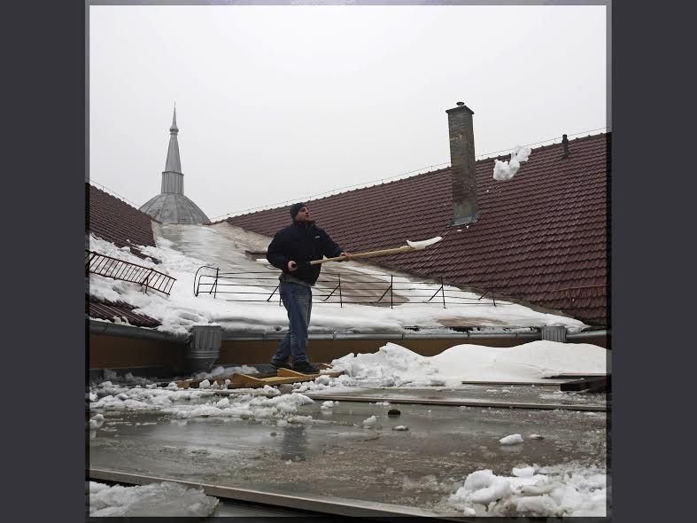 Hólapáttal a tetőn