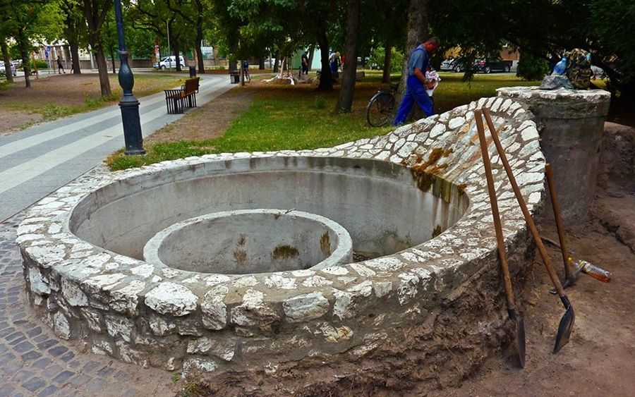 Bontják a hollós kutat