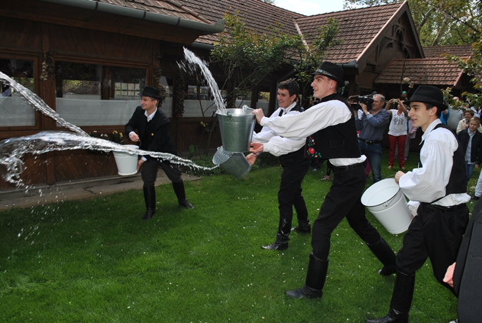 A legények locsoltak, a lányok sikongattak