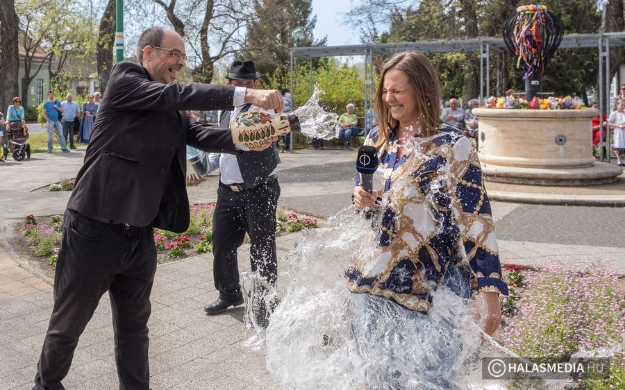(►) Élőben locsolták meg a tudósító M1 riportert (galéria)