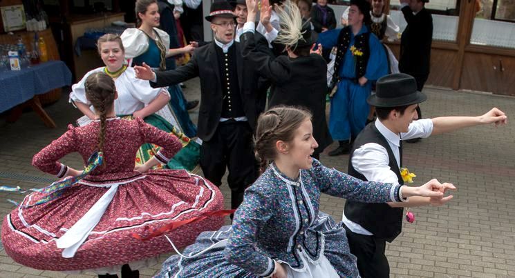 Locsoltak, táncoltak, mulattak