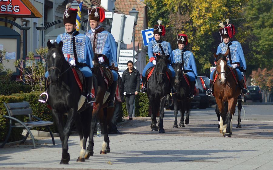 Szoboravatás halasi huszárokkal
