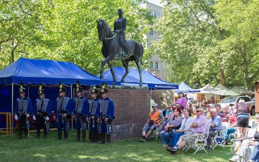 Huszárok, bringások és áldás a Borudvarban
