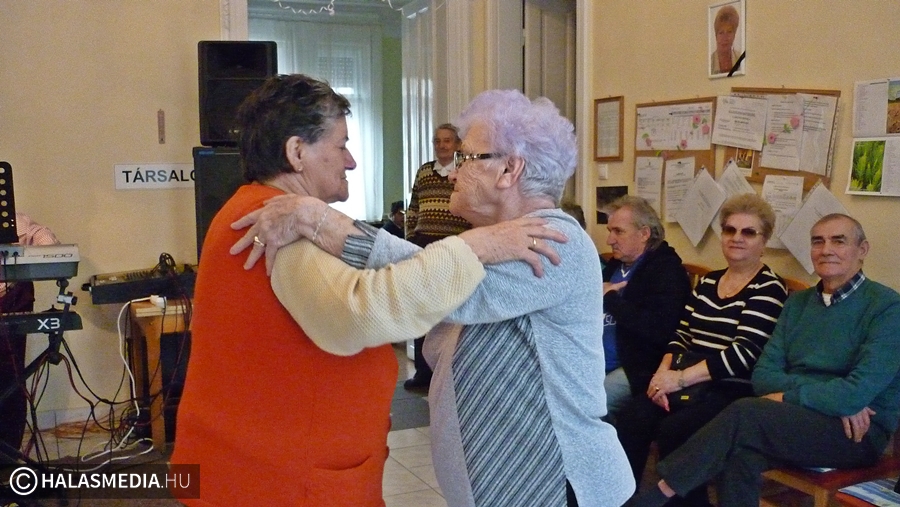 Tánc és fánksütés az Idősek Klubjában