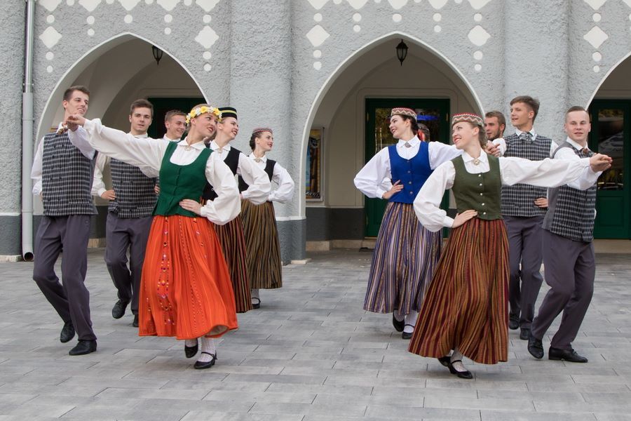 Egzotikus tánccsoportok érkeznek Halas főterére