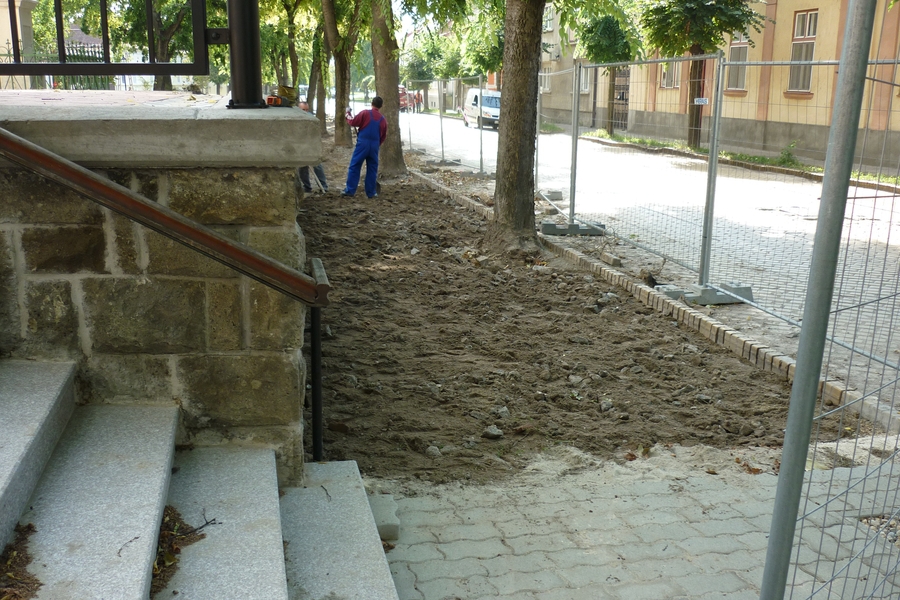 Épül a templom előtti járda