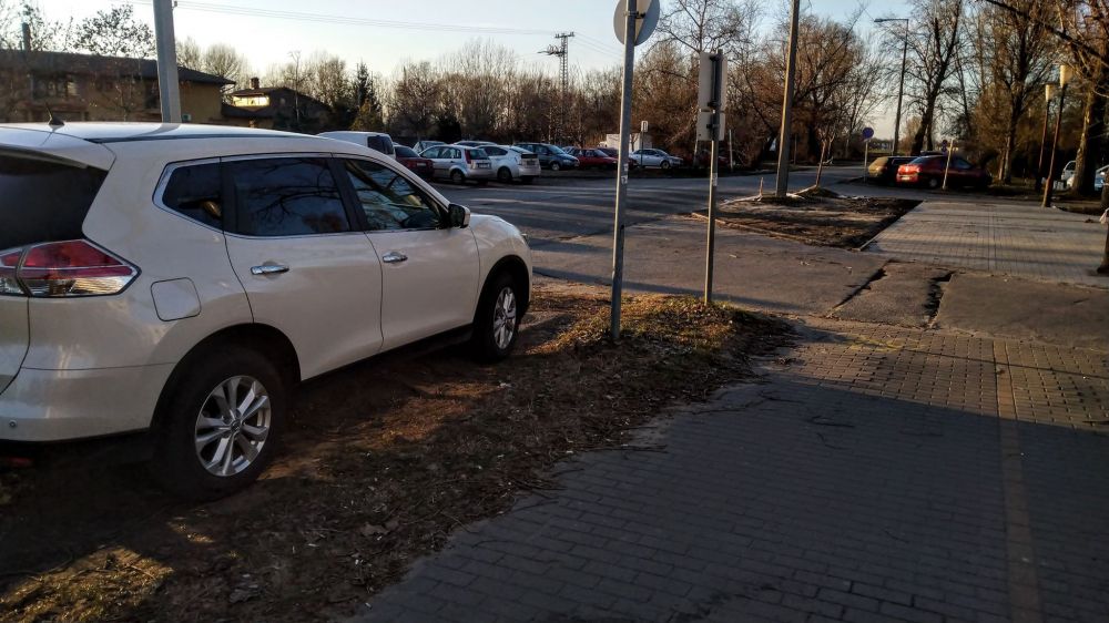 Ne álljanak autóval a kórházi járdára!