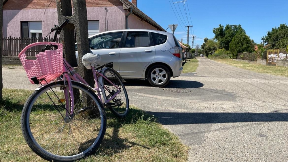 Nem fogott a fék - kerékpár és személyautó ütközött