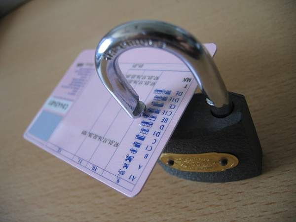 Elvették a jogsiját, balesetezett