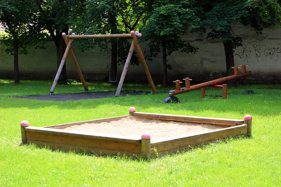 Új helyen a játszótér