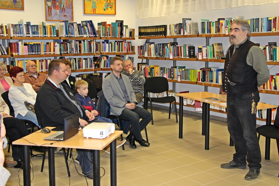 Agócs Gergely a könyvtárban