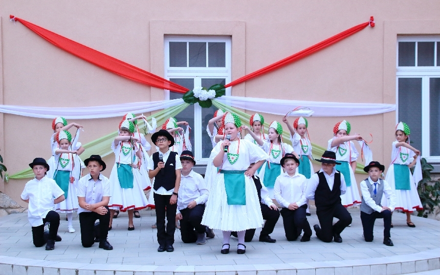 Zenélő díszudvar a Szent József Iskolában