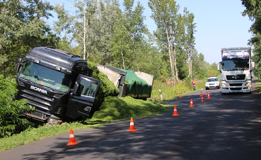 Kamionbaleset az 53-as főúton (galériával)