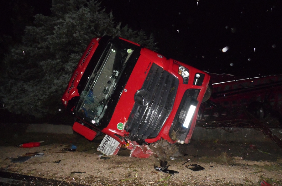 Egy tompai ház udvarába borult a kamion