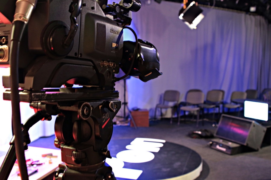 Így épül a díszlet a Halas TV-ben (videó)