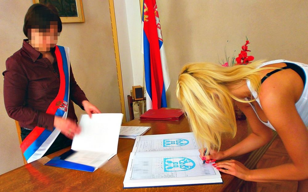 Pénzt kínáltak a házasságért