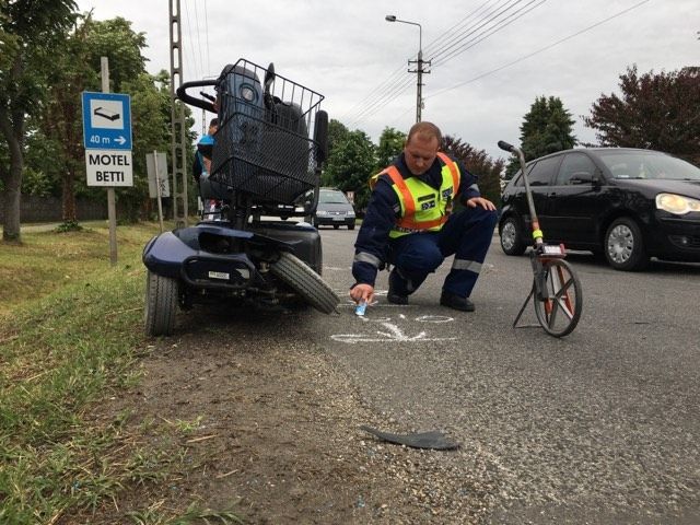 Autóval ütközött egy elektromos kerekesszék a katolikus temetőnél