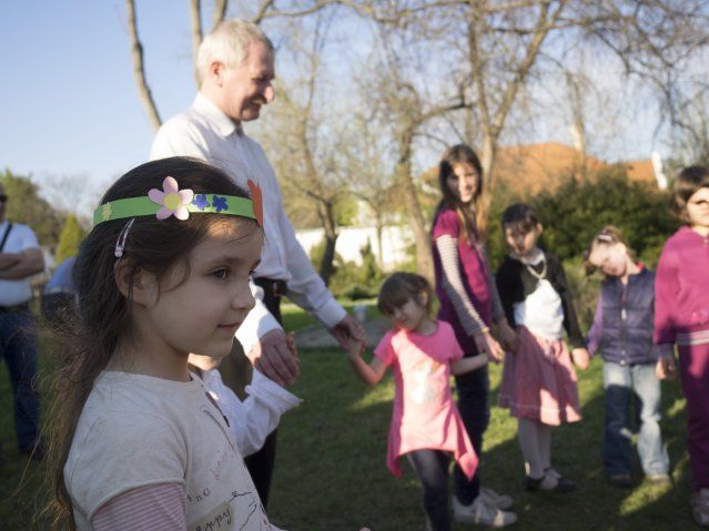 Hopp Juliska, hopp Mariska...