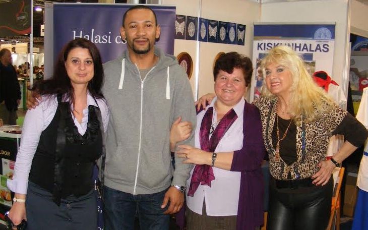 Művészek a halasi standon