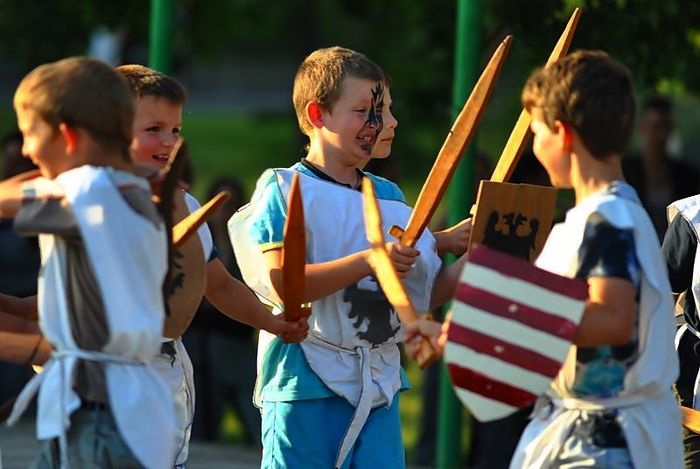 Csatajelenet és emlékműavatás