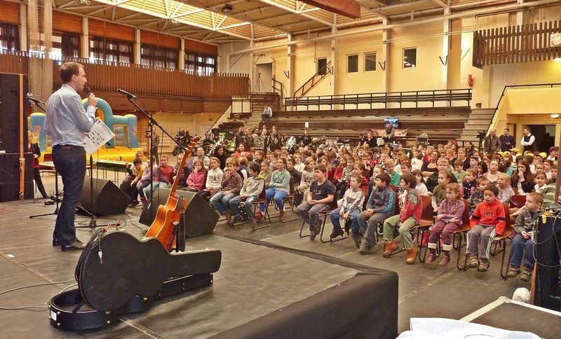 Ajándék koncert és meglepetések (videóval)