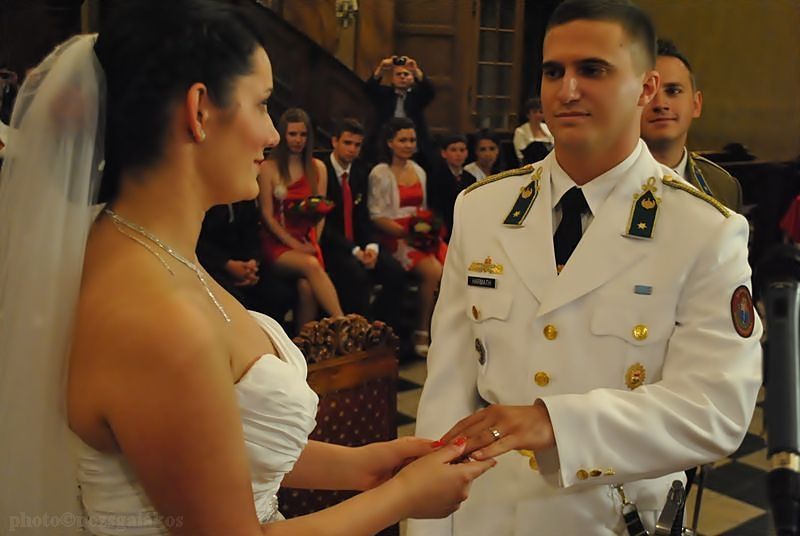 Színpompás katonai esküvő