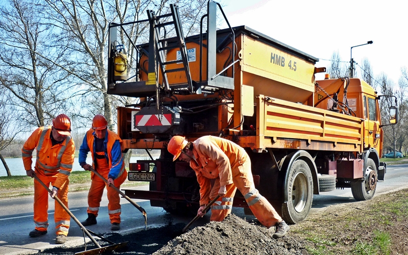 (►) Itt a tavasz, kátyúznak