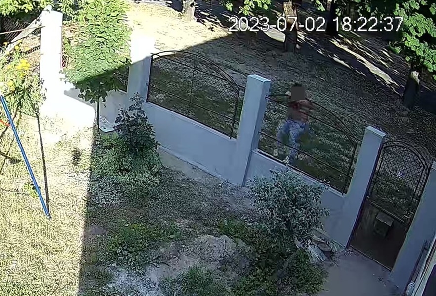 Becsengetnek, átmásznak, nyitogatnak