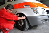 Téligumi-adomány a halasi mentőknek a Hankooktól