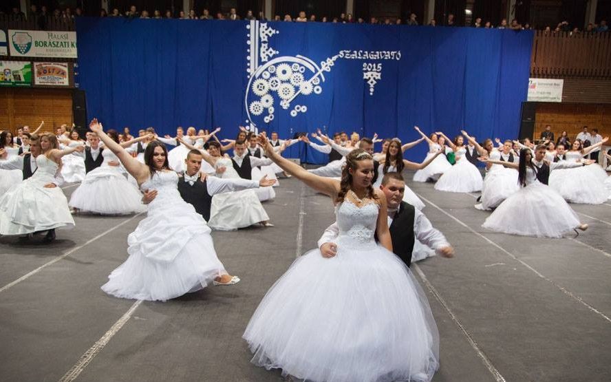 (►) Csodás ruhák, ötletes táncok